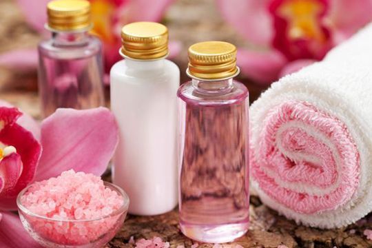 <span>当店自慢の容姿端麗</span>な洗練されたセラピストによる、<span class="about01">蜜のように甘く</span> てトロける様な深層までケアする<span class="about02">オイルトリートメント</span>を是非お試し下さいませ。